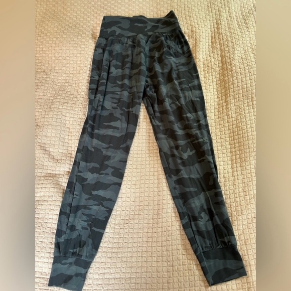 ATHLETA SALUTATION HIGH RISE
JOGGER IN CAMO PRINT WOMEN'S SIZE XS - Picture 6 of 10